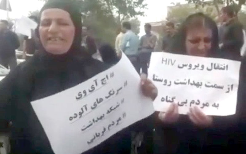 تجمع-ساکنان-روستای-چنار-محمودی-لردگان-به-خاطر-ابتلا-به-ویروس-اچ-ای-وی
