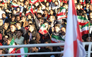 اهتزاز-پرچم-ایران-در-ورزشگاه‌ها