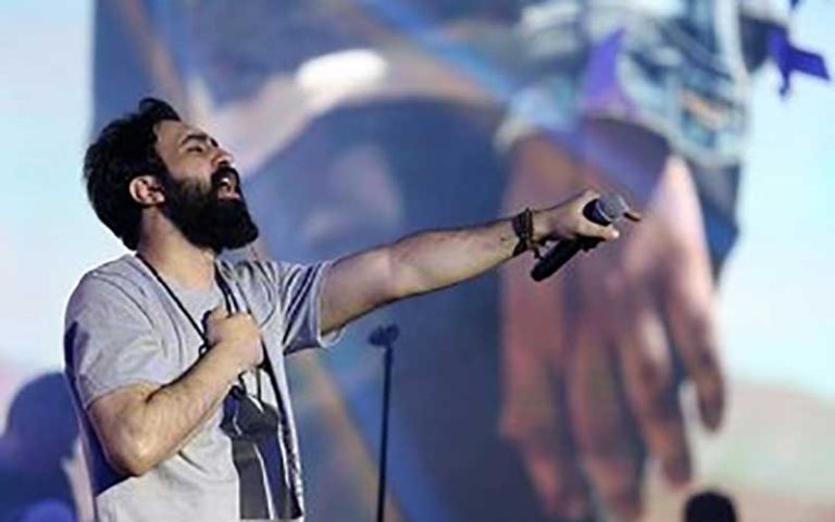 بازگشت خواننده ممنوع الکار به صحنه اجرا