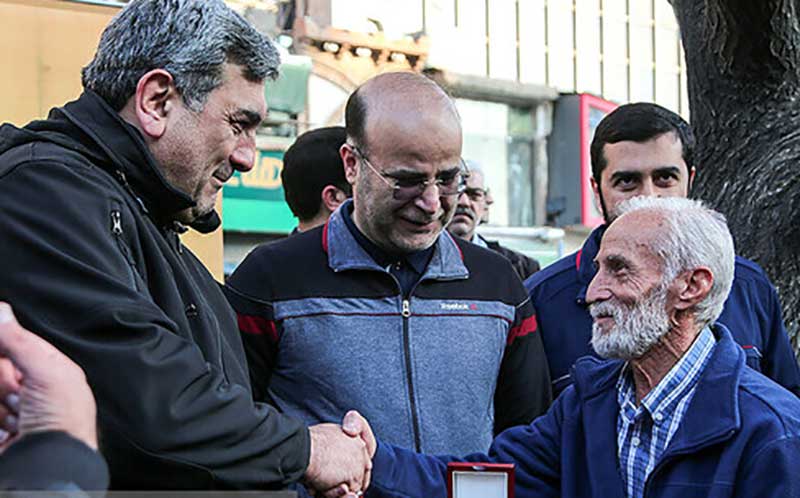 تقدیر شهردار تهران از راننده تاکسی امانت‌داری که 70هزار یورو را به گردشگران برگرداند