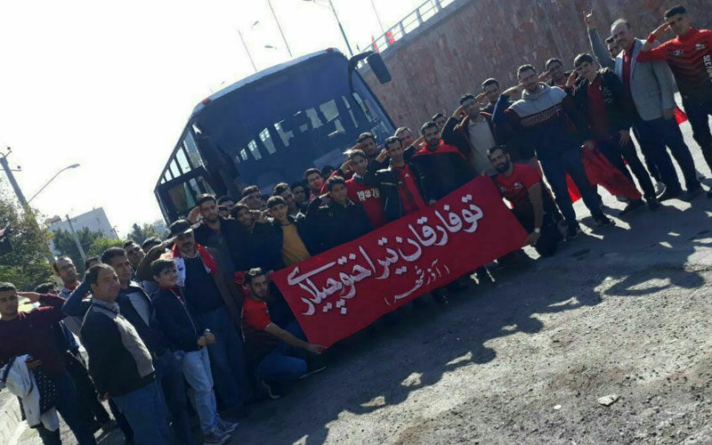 تماشاگران-بازی-تراکتور-استقلال با سلام نظامی