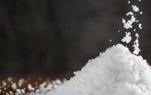 نفخ-و-بیماری‌های-معده-را-با-چشیدن-نمک-پیش-از-غذا-درمان-کنید