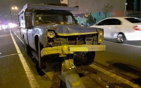 نیسان وانت دکل دوربین کنترل سرعت را از جا کند