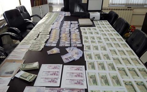 پرداخت مزد کارگر جوان با اسکناس جعلی