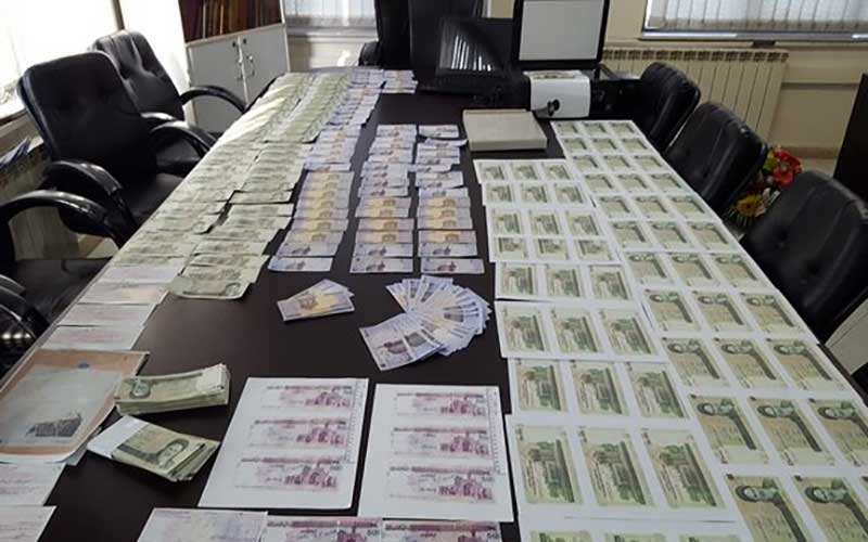 پرداخت مزد کارگر جوان با اسکناس جعلی پرداخت مزد کارگر جوان با اسکناس جعلی