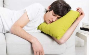کدام-نوشیدنی‌ها-به-بهبود-خواب-شبانه-کمک-می‌کند