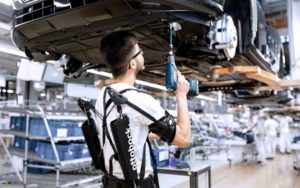 آئودی-برای-راحتی-کار-کارگرانش-اگزواسکلتون-ساخت