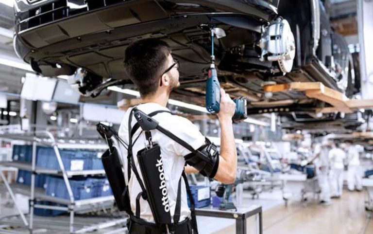 آئودی-برای-راحتی-کار-کارگرانش-اگزواسکلتون-ساخت
