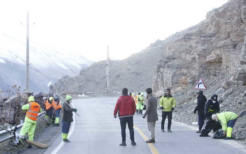 اقدام شهرداری برای نگهداشت و پاکسازی جاده امامزاده داوود