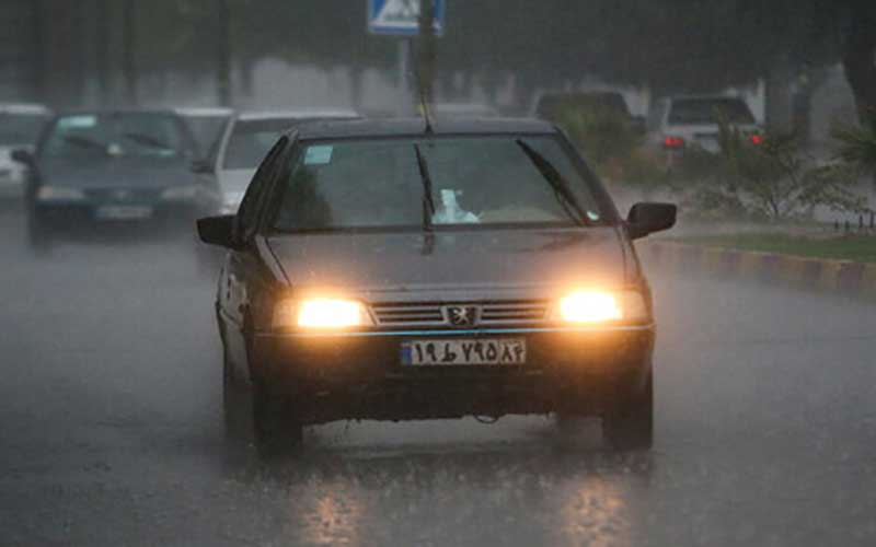 بارش باران در جاده‌های دو استان