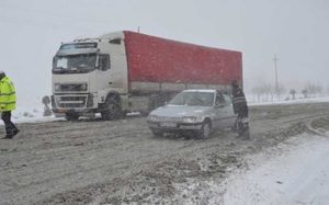 بارش برف و باران در محورهای ۱۱ استان