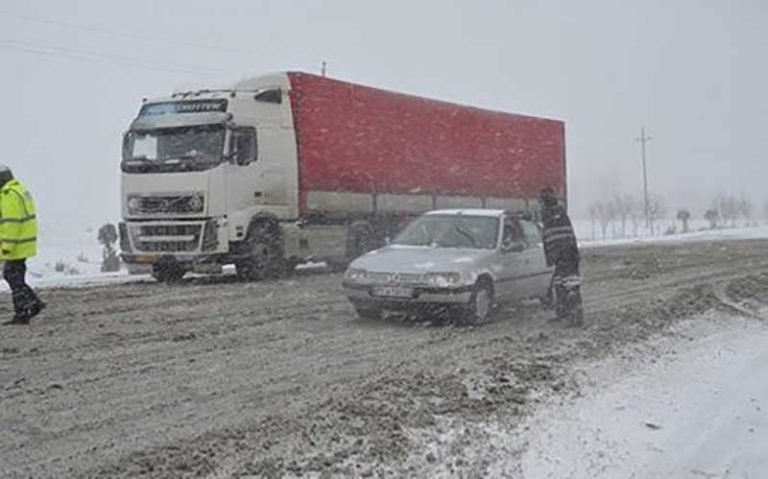 بارش برف و باران در محورهای ۱۱ استان