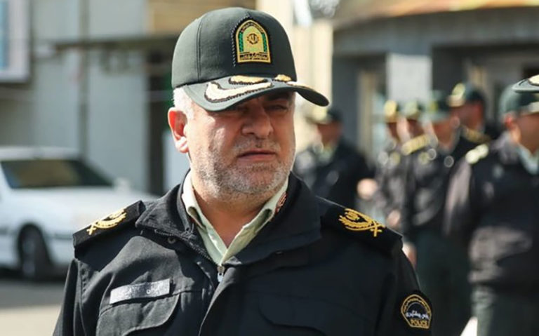 دستگیری-فردی-که-بر-روی-خودروهای-لوکس-اسید-می‌پاشید