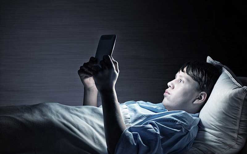 عوارض-وابستگی-نوجوانان-به-گوشی‌های-هوشمند