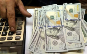قیمت-دلار-در-صرافی-های-بانکی-به-۱۳۲۵۰-تومان-رسید
