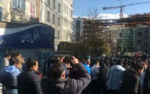 هواداران-خشمگین-استقلال-درِ-پارکینگ-باشگاه-را-شکستند