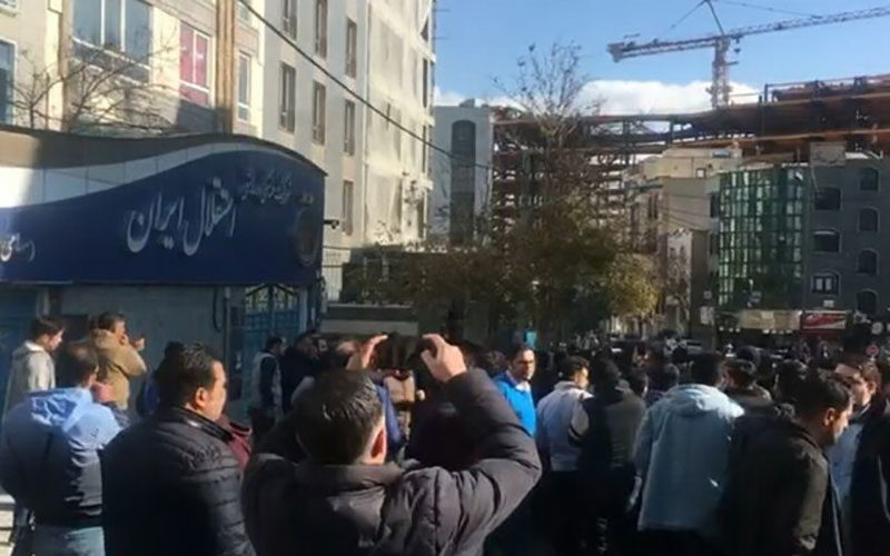 هواداران-خشمگین-استقلال-درِ-پارکینگ-باشگاه-را-شکستند