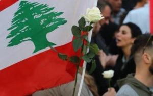 چهل‌وششمین-روز-تظاهرات-لبنان،-زنان-با-گُل-به-میدان-آمدند