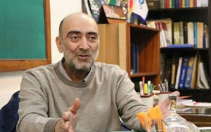 گفتند-دایی-را-برکنار-نکن-تا-تماشاگران-با-سنگ-او-را-بزنند