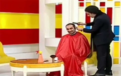 اصلاح موی مجری معروف در برنامه زنده (فیلم)