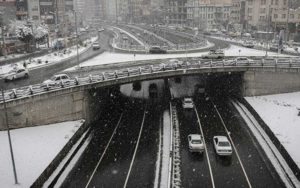 ترافیک-نیمه-سنگین-به-علت-بارش-برف-و-کولاک-در-محورهای-شمالی-تهران-بزرگ