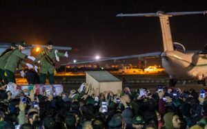 خوش‌آمدگویی-برج-مراقبت-به-هواپیمای-حاج-قاسم«فرمانده-شهید-با-پیکر-ارباً-اربا-به-آغوش-رهبر-خوش-آمدی‌»