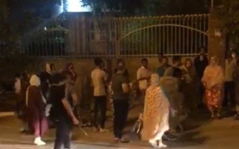 آتش زدن درمانگاهی در بندرعباس به خاطر شایعه کرونا (فیلم)