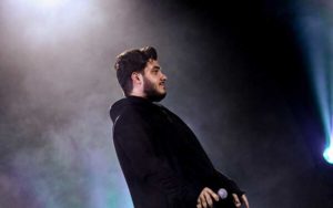 آرون-افشار-در-«فجر-۳۵»-می‌خواند-اولین-اجرا-در-یک-رویداد-ملی