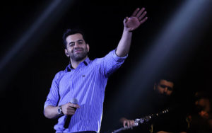 رضا-بهرام-دست-مادر-را-بوسید