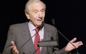 نویسنده-زندگینامه-همینگوی-در-۱۰۲-سالگی-درگذشت