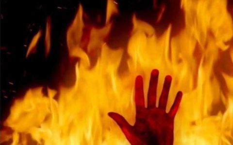 عروس ۱۷ ساله بعد از ازدواج اجباری خودش را به آتش کشید! 1 عروس ۱۷ ساله بعد از ازدواج اجباری خودش را به آتش کشید!