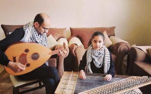 ساز-زدن-دختر-فلسطینی-برای-همدردی-با-کادر-درمانی-ایتالیا