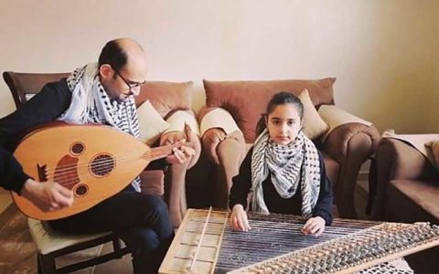 ساز زدن دختر فلسطینی برای همدردی با کادر درمانی ایتالیا /فیلم