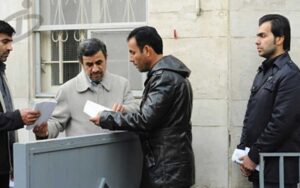 اقدام-عجیب-احمدی-نژاد-در-محله-نارمک-تهران!