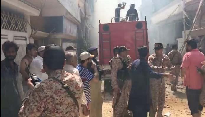 سقوط هواپیمای مسافربری پاکستانی در نزدیکی شهر کراچی/ ۱۰۷ نفر کشته شدند/ هواپیما روی منازل مسکونی سقوط کرد + تصاویر