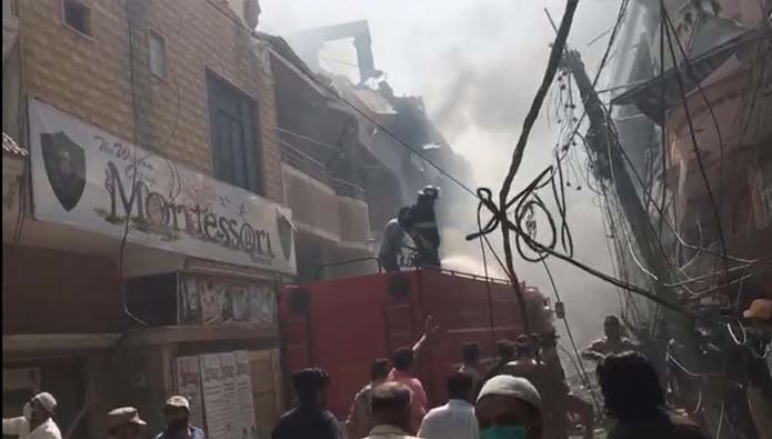 سقوط هواپیمای مسافربری پاکستانی در نزدیکی شهر کراچی/ ۱۰۷ نفر کشته شدند/ هواپیما روی منازل مسکونی سقوط کرد + تصاویر