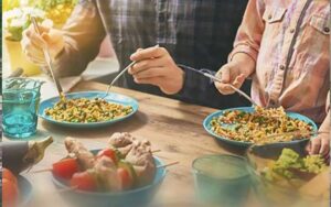 با-عجله-غذا-خوردن-باعث-چه-بیماری‌هایی-می‌شود؟