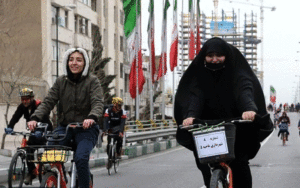 فاضل-میبدی-دوچرخه‌سورای-زنان-در-خیابان-با-ماشین-سواری-آنها-هیچ-فرقی-نمی‌کند
