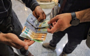 قیمت-دلار،-انواع-ارز،-سکه-و-طلا-در-بازار-امروز-۳-تیر-۹۹؛-دلار-از-۲۰-هزار-تومان-گذشت