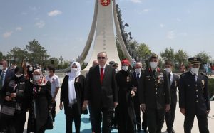 دسته-گل-اردوغان-در-سالگرد-کودتای-۱۵-جولای