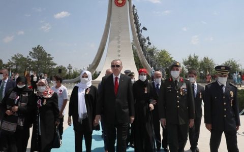 دسته گل اردوغان در سالگرد کودتای ۱۵ جولای /تصاویر