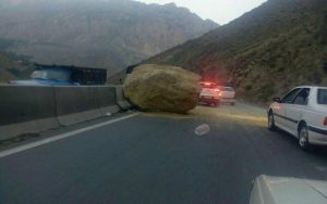 سقوط-تخته‌سنگ-روی-خودرو-مرگ-دختر-یک‌ساله-را-رقم-زد