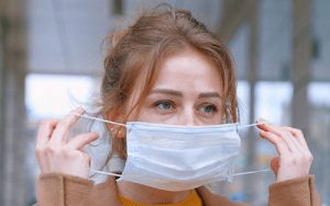 ۵-راه‌حل-ساده-برای-آسیب-ندیدن-پوست-صورت-هنگام-زدن-ماسک
