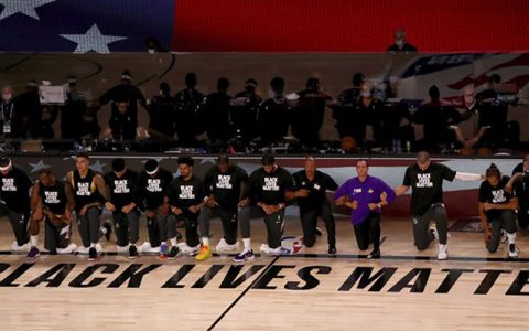 قوانین NBA تغییر کرد/ پایان محرومیت برای زانو زدن هنگام پخش سرود ملی قوانین NBA تغییر کرد/ پایان محرومیت برای زانو زدن هنگام پخش سرود ملی