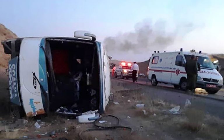 مصدومیت-11کارگر-معدن-در-حادثه-واژگونی-اتوبوس