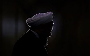 روحانی-دست‌هایش-را-بالا-برده!