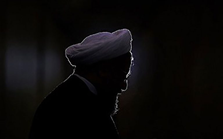 روحانی-دست‌هایش-را-بالا-برده!