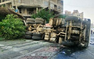 واژگونی-میکسر-حامل-بتن-پس-از-تصادف-با-۲-خودرو-در-شمال-تهران