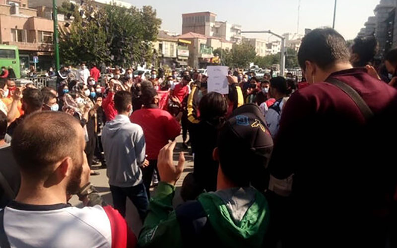 تجمع تعدادی از هواداران پرسپولیس مقابل باشگاه