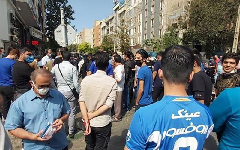 تجمع دوباره هواداران استقلال مقابل ساختمان باشگاه